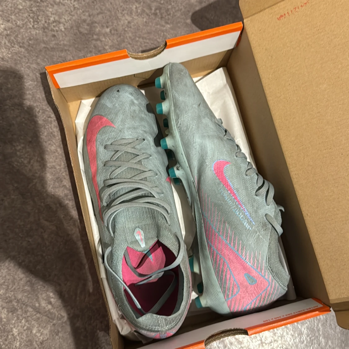 Nike fotbollsskor grå med rosa detaljer modell är PRO Nike  - 1