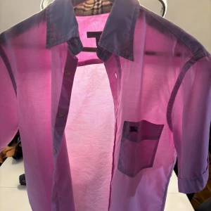 Burberry Kortarmad Skjorta - 9/10 skick                                                          Ny pris 3000-3200