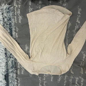 Beige ribbad långärmad topp - Säljer en beige långärmad topp med ribbad struktur och rund halsringning. I storlek xs men skulle säga att den även passar S.