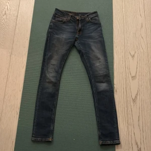 Nudie jeans - Tja! Jag säljer ett par blå slim jeans från nudie jeans. Dem är storlek 25/30 och passar 155-165 cm lång. Brallorna är i jättebra skick, knappt använda! Pris är diskuterbart👍Skriv vid funderingar👍🤩