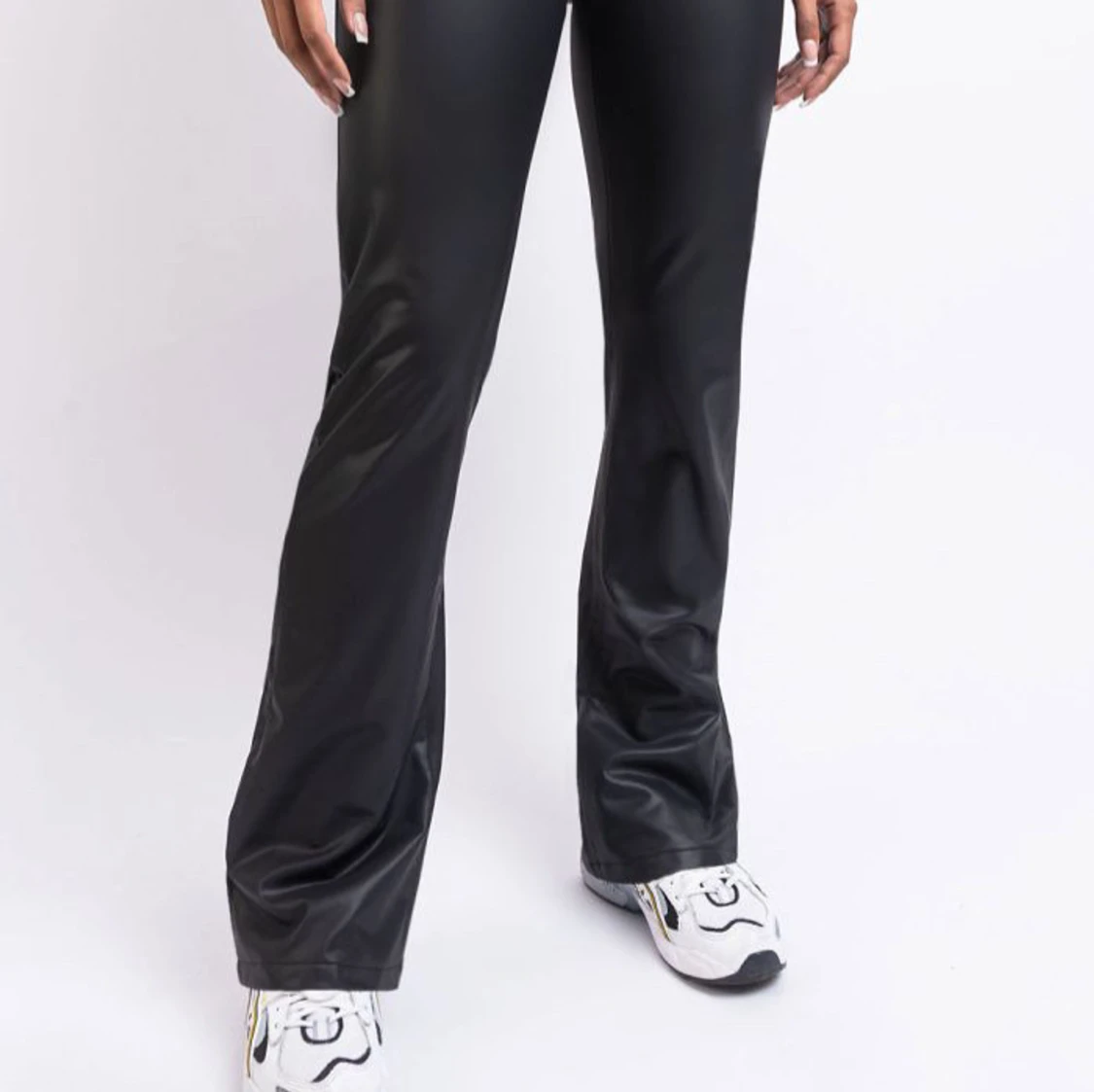 Svarta bootcut byxor i skinnimitation - 2