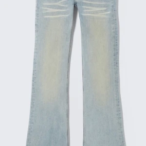 Jeans från weekday  - Snygga blåa jeans från weekday. Storlek 27/32. Slutsålda på hemsidan. Pris kan diskuteras. Fråga för egna bilder. Nästan helt nya 