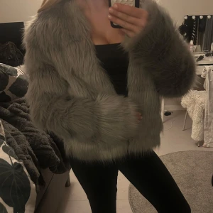 Pälsjacka - Snygg pälsjacka💕 inga defekter!! Varm och mysig så passar perfekt nu till hösten💕