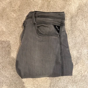 Grå Replay jeans slim fit - Säljer dessa gråa Replay jeans slim fit modellen RIK i storlek Waist 33 Length 32. Jeansen är i mycket bra skick och använda sparsamt. Nypris ca 1000kr, mitt pris 550kr. Vid funderingar är det bara att höra av sig!