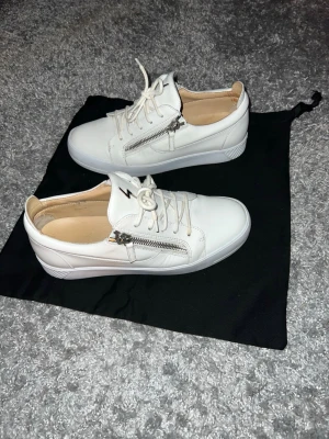 Giuseppe Zanotti  - Tja! 🙌 Säljer Nu Dessa Extremt Snygga Giuseppe Zanotti Skor I Storlek 42! De Är I Bra Skick Förutom En Otroligt Liten Defekt Längst Fram På Höger Tå (Se Bild 3) 🌟Lådan Är Tyvärr Borttappad/Slängd Så Endast Dustbag Ingår! Hör Av Er Vid Behov Av Fler Bilder Eller Allmänna Frågor! 😁