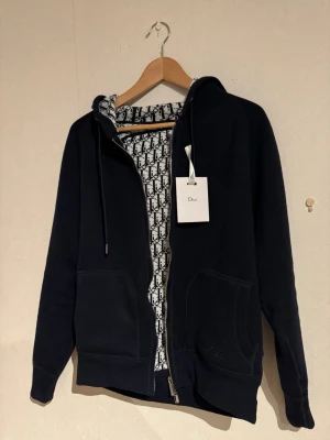 Mörkblå Cashmere hoodie  - Säljer min Cashmere hoodie då den aldrig kom tlll användning och bara låg i gaberåben , taggar medföljer och kan tänka mig att gå ner o pris vid en snabb affär 😀🫱🏾‍🫲🏼
