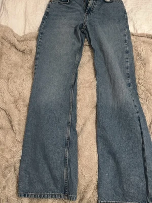 Wide leg jeans från Zara ljusblå - Ljusblå jeans från Zara med breda ben. Jeansen har hög midja och raka, vida ben. Säljer dessa då dom är för små för mig.