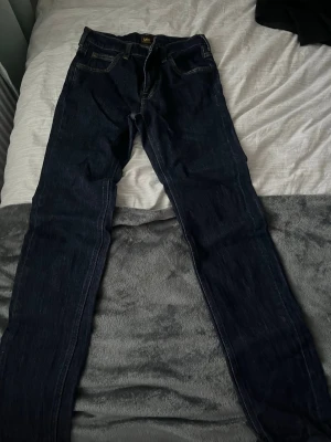 Lee Daren Zip Fly jeans mörkblå W28 L32 - Mörkblå jeans från Lee, modell Daren Zip Fly. Använda en gång. Både för killar och tjejer!💙