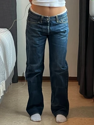 OTROLIGA Evisu baggy jeans 💗✨ - Säljer dessa helt otroliga jeans som är sååå himla fina. Perfekt mörk tvätt med den klassiska Evisu-loggan på bakfickorna!✨  De har asfina unika detaljer med lite paint splatter och har snygg patina/slitningar!💓  Storlek W32, jag är ca 165cm och har oftast S, så de sitter riktigt snyggt baggy på mig! Verkligen drömjeans!!  Midja: 42cm Innerben: 81cm Benöppning: 22cm  Skriv för frågor eller fler bilder!💕💕