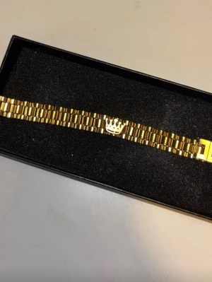 Rolex liknande armband - Snyggt armband i metall med den klassiska rolexloggan på. Stilren och passar till alla tillfällen 