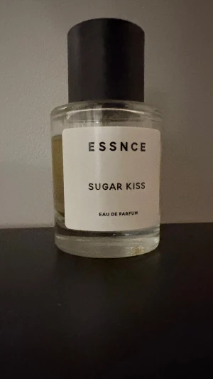 ESSNCE Sugar Kiss EdP -  ESSNCE Sugar Kiss Eau de Parfum. Se mängd kvar på bild.