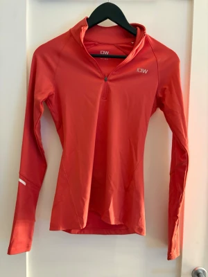 ICANIWILL (ICIW) tränings tröja/zip top – rosa/koral, XS – som ny - Säljer en ICANIWILL / ICIW tränings-tröja i snygg rosa/koral färg (kan se lite röd ut på bilden).Nästan aldrig använd och i jättefint skick (som ny).  ✨ Detaljer: 	•	Halvzip framtill (perfekt för löpning/gym) 	•	Tunn & stretchig träningsmaterial 	•	Reflexdetalj på ärmen 	•	Smidig dragkedjeficka baktill (bra för nyckel/kort) 	•	Snyggt, figurnära snitt  📏 Storlek: XS (EU 34 / US 2 enligt etikett) 📦 Skick: Mycket bra / som ny 🚭 Rökfritt hem 