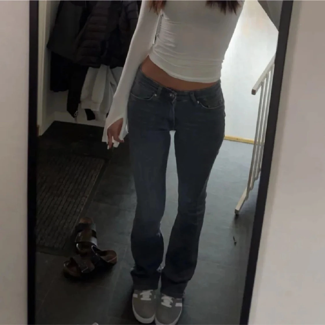 lågmidjade grå jeans