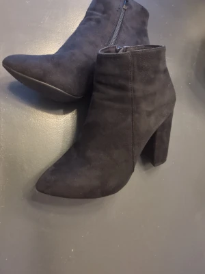 Stövletter  - Stövletter i mockaliknande material  Stl 38, använda 1 gång inomhus  Väldigt fina och bekväma 