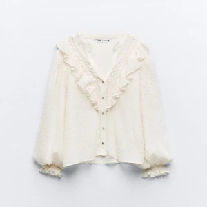 Blus zara - Säljer denna supersöta blusen från zara, knappt använd därmed inga defekter, lånad bild skriv för fler!💕💞