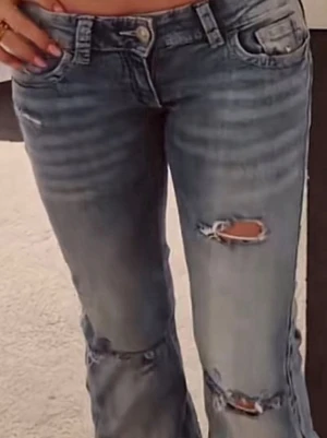 lågmidjade jeans med slitningar - jätte snygga och lågmidjade jeans från gina 14+ storlek S, de är helt slutsålda och ett par av mina favorit jeans❣️ inte helt säker på om jag vill sälja därav priset☺️