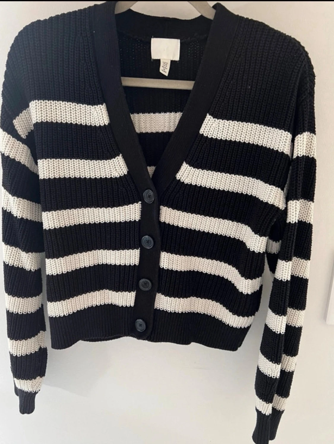 Randig svartvit stickad kofta