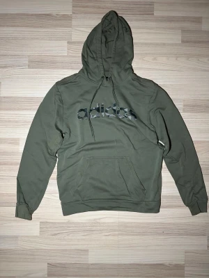 Adidas hoodie - Grön adidas hoodie i mycket bra skicka 