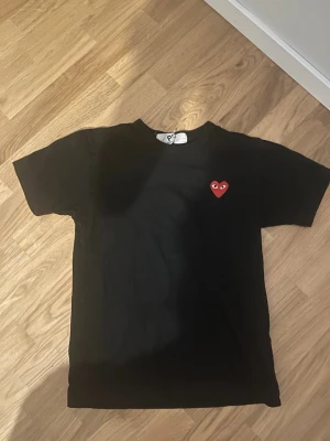 Cdg - Tja säljer min cdg gomes play t shirtför den använd sinte längre den är köpt på nk i stockholm för 899