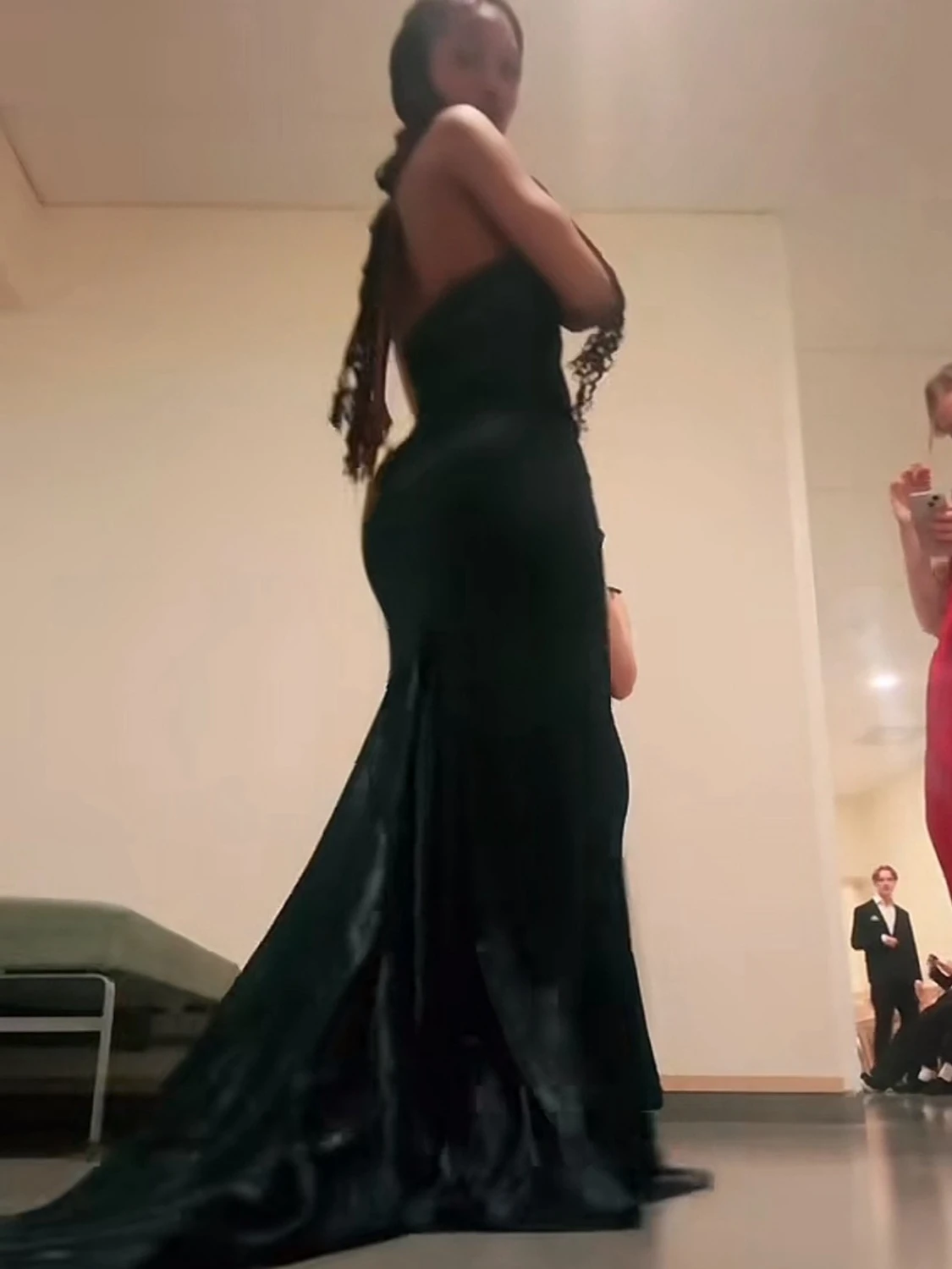 Mörkblå långklänning (balklänning) med släp