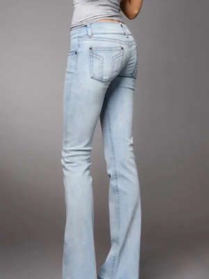 Ljusblå bootcut jeans G Rise XS - Säljer ett par ljusblå bootcut jeans från G Rise i modellen Gena Jeans Ice. Jeansen har klassisk femficksdesign, normalhög midja och är tillverkade i mjukt denimtyg. Snygg tvätt och sköna att bära till vardags. Passar dig som gillar en lite utsvängd siluett.