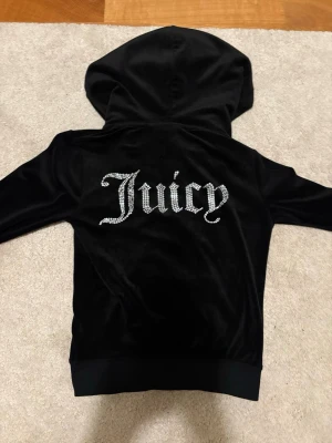Svart juicy couture kofta med text! - Fin svart juicy kofta! Den har dock några defekter som ni ser på bilderna! Men det är inget man tänker på den är fin ändå!😽