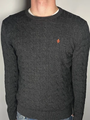 Kabelstickad Morris tröja - Säljer en riktigt snygg och trendig Kabelstickad Morris tröja i 100% merinoull och i fint skick, storlek M men sitter som S, vid frågor är det bara att skriva //Gramenti