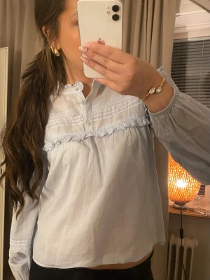 🩵Ljusblå blus!🩵 - Supersöt blus från Lindex! I storlek 164 men sitter som en xs.