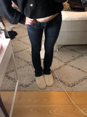 Mörkblå LTB jeans  - Säljer ett par mörkblå jeans från LTB, modell Valerie. Jeansen har låg midja och är stretchiga.