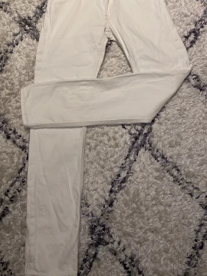 Lee Jeans  - Använda 2 gånger så praktiskt taget nya. Köptes ett år sedan och har nu växt ur. Storlek: W29 L32. Pris kan diskuteras!