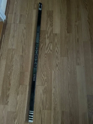 Avhuggen hockey klubba (vrana) -  Avhuggen hockeyklubba från Stjärnspelaren Jacub vrana Klubban av huggen vid en pågående isträning förmodligen använd NHL klubba