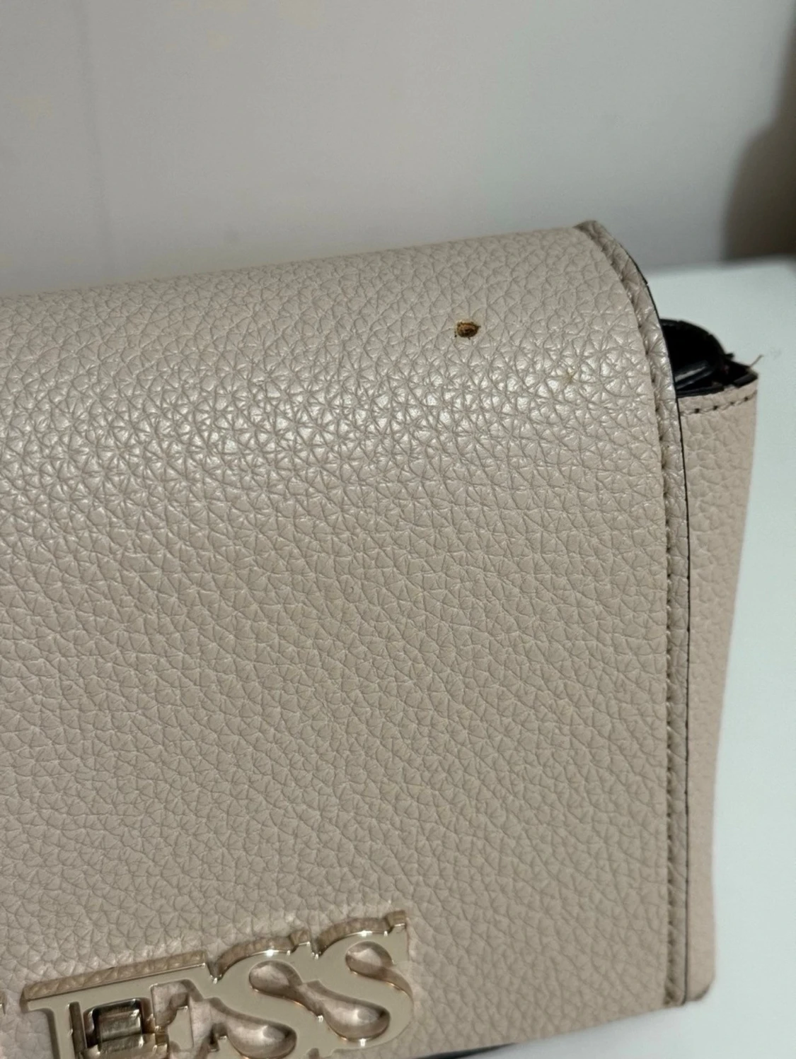 Beige axelväska från Guess - 3