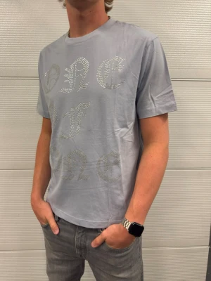One of one T-shirt  - En light blue tshirt från one of one i fint skick använd 2-3 gånger. Storlek M. Hör av er vid frågor! Modellen är 188 och väger 77kg