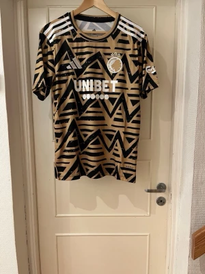FC Copenhagen gold goalkeeper kit 2025 - Säljer en helt ny FC Copenhagen matchtröja med tags kvar. Riktigt snygg och unik design i guld/svart – sticker ut direkt ⚽️✨