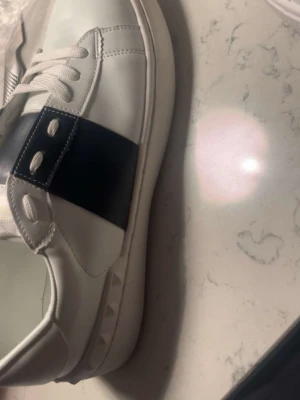 Valentino open - Jag säljer mina valentinos open är nästan helt nya har använt dem kanske 8 gånger. Dem är väldigt sköna och perfekt för dig som vill ha ett par snygga skor sen till hösten. Skicka om du vill veta något mer eller vill ha bild på dem. Du får även med dig låda och påse