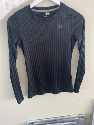 Svart underställs tröja  - Svart underställs tröja från Lager 157. En liten reva på bröstet annars i väldigt bra skick.