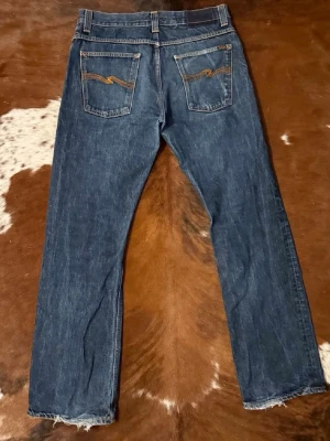 Nudie RegularAlf - Tjena! Säljer dessa riktigt feta Nudie Bootcut jeans, modellen är Regularalf DryThread,W33/L34 men passar mer som W32, bild 5 är inte samma par det är bara så man ska då se passformen, hör av dig vid funderingar!🙌