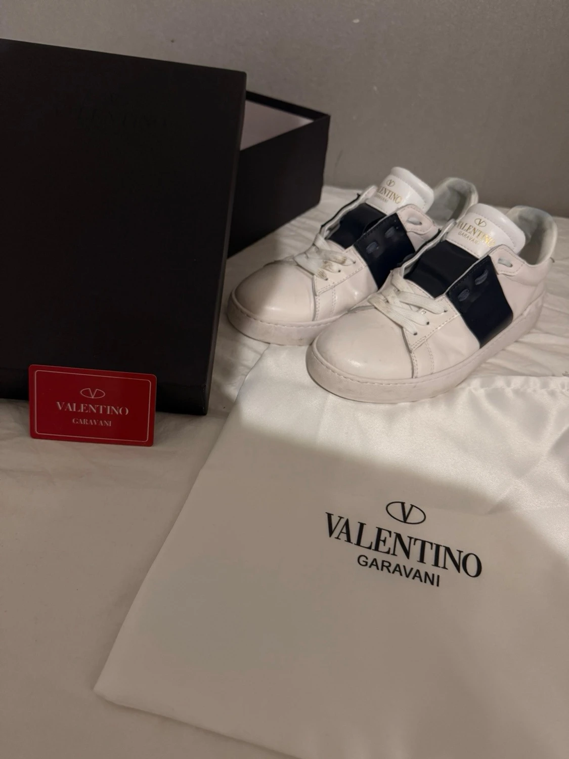 Valentino Garavani vita/mörkblåa - 2