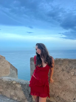 Set kjol och topp - Supersöt röd set med volangdetaljer och omlottkänsla. Djup v-ringning och ärmlös design ger en somrig vibe.