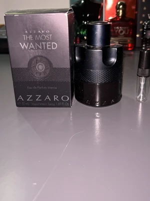 Azzaro The Most Wanted EdP sample 3ml - Azzaro The Most Wanted Eau de Parfum Intense i 50 ml storlek. En stilren och modern doft för dig som vill sticka ut. Perfekt för dig som söker något unikt och trendigt.
