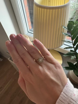 Guldig ring  - Vacker ring i toppen skick!