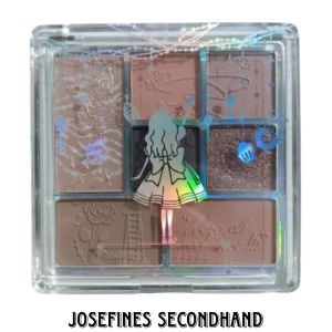 Alice In Wonderland ögonskugga - Cool-toned ögonskugga med jättefin pan-embossing från ZEESEA med Alice I Underlandet tema i samarbete med The Brittish Museum. Aldrig använd. Ordinarie pris 230 kr