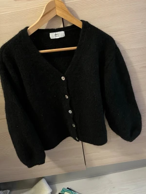 Svart kofta med v-ringning  - Använd fåtal gånger