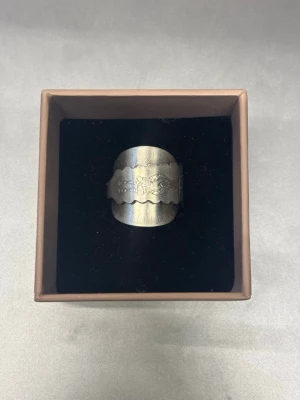 Ring i rostfritt stål - Handgjord ring i rostfritt stål, skapad av återvunna gamla bestick. Varje ring är unik med sin egen karaktär. Hållbar, slitstark och missfärgas inte.🩶