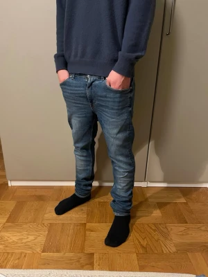 Blå jeans från tiger of sweden, rak passform - Säljer ett par klassiska blå jeans från Diesel med rak passform och snygga, jeansen har fem fickor samt diskreta sömmar. Perfekta för dig som gillar en tidlös och avslappnad look.