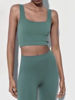 Grön set  - Snygg ribbad croppad set från Zara i storlek XS-S. Materialet är stretchigt och följsamt för extra komfort säljer pga att den inte har kommit till användning.