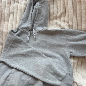 Hoodie Grå - Super fin hoodie från Gina Young! Storlek 170, passar S 