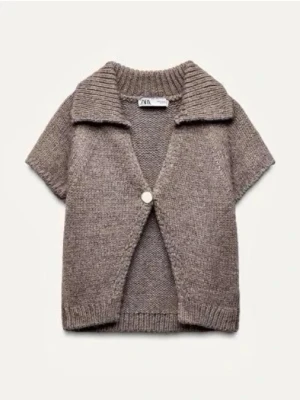 Beige stickad kofta från Zara - kortärmad stickad tröja från zara med knapp framtill, perfekt till lager på lager❣️