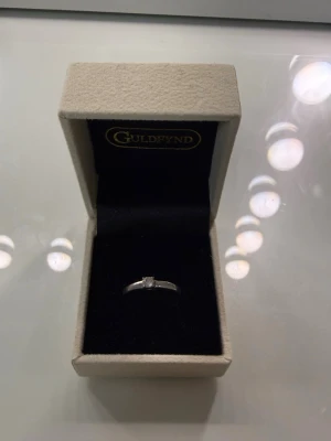 Silver ring 925 - Säljer en super fin silver ring, tror storleken är runt 6. Kan mäta igen om det behövs 💍