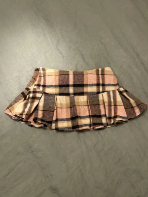 Rutig kortkjol i beige och rosa - Supersöt mini kjol, aldrig använd 